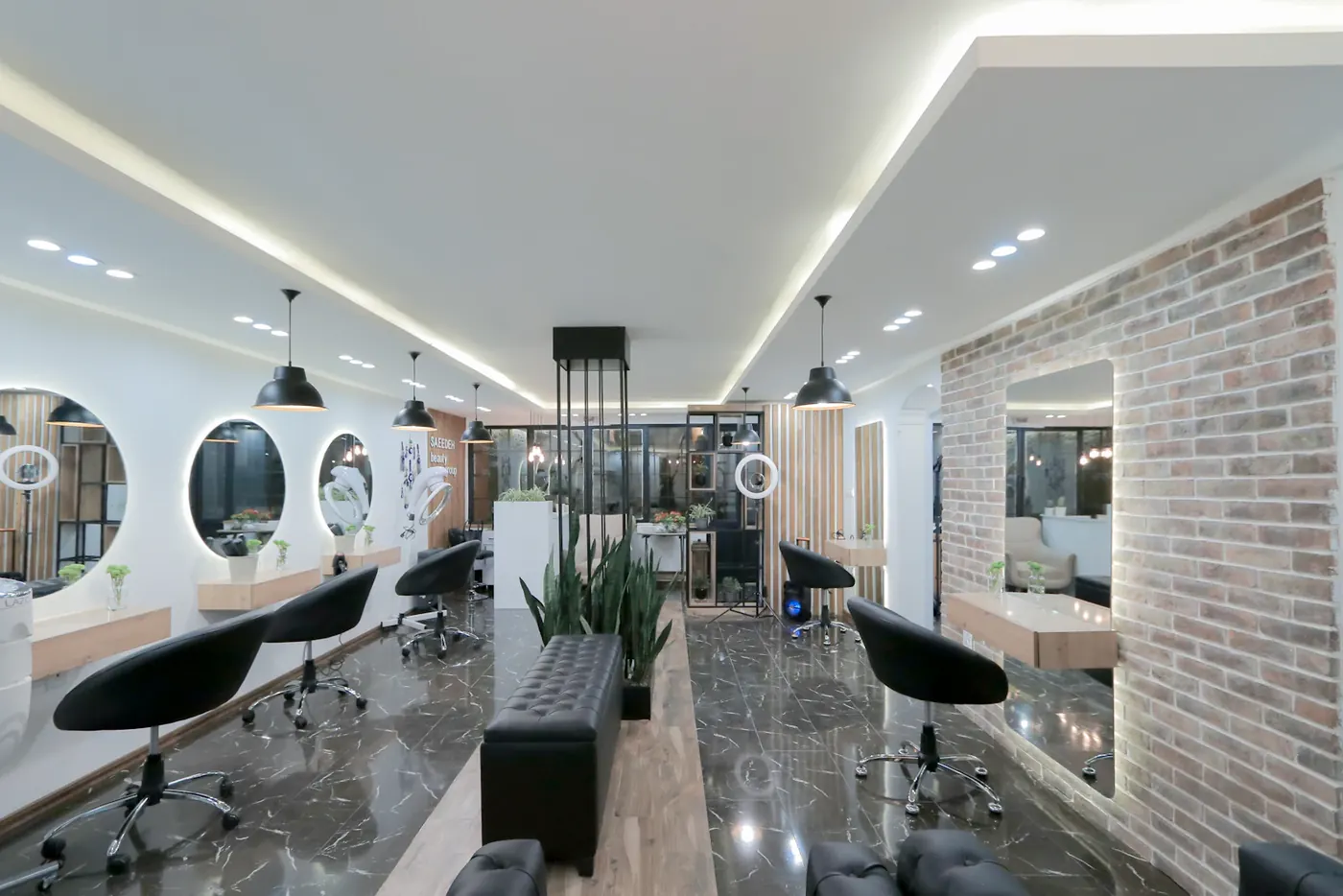 Svijetao, moderan frizerski salon