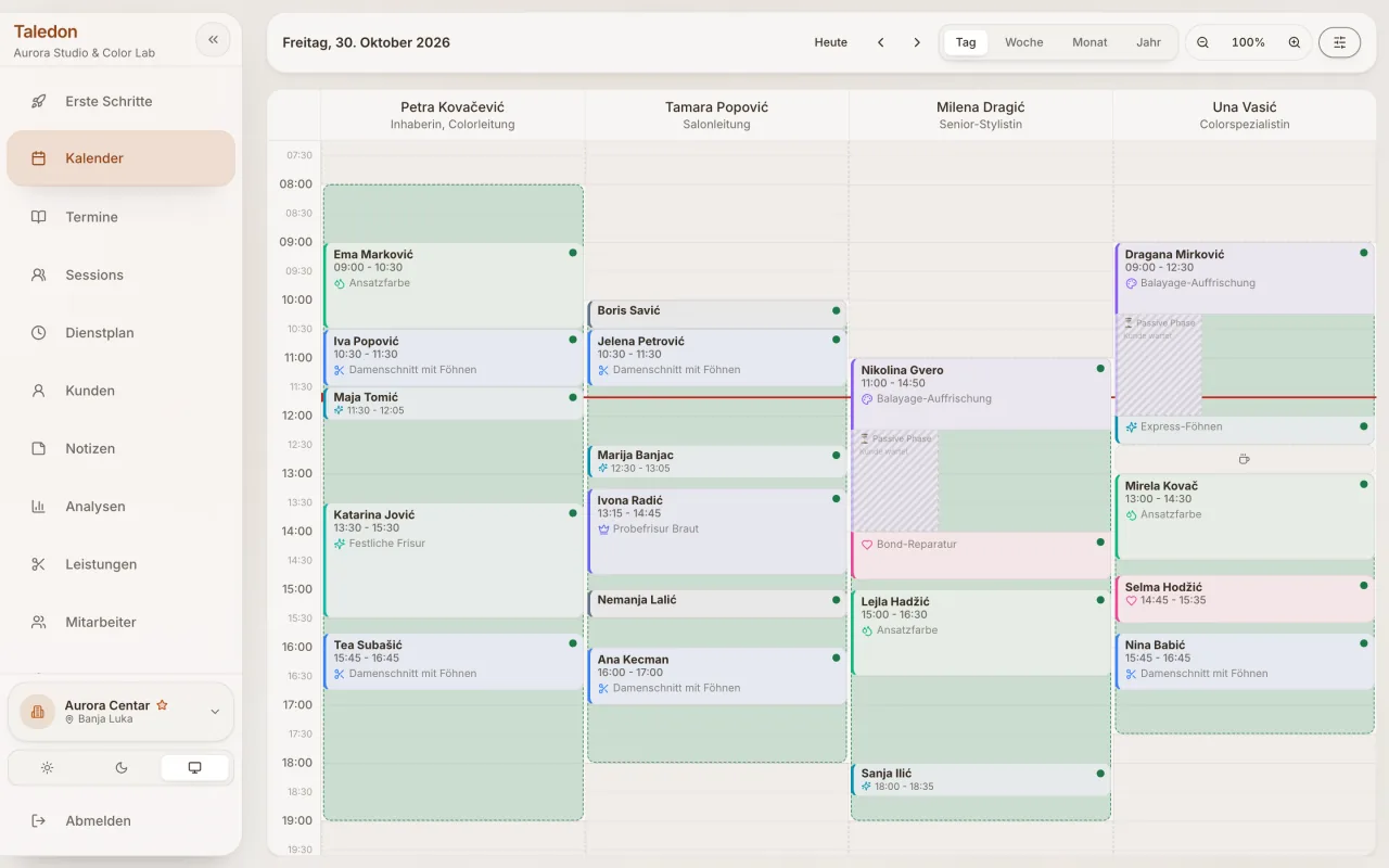 Taledon-Kalender: der Tag eines Friseursalons mit vier Teammitgliedern